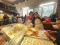 Donne sorridenti preparano impasti per piatti tipici di Perugia, con uova e pane intrecciato.