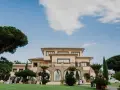 Il borgo della cartiera pontificia, con la sua villa imponente e il verde lussureggiante, accoglie gli ospiti sotto un cielo azzurro.