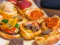 Assaggi di Praga: crostini con verdure, carne e salse piccanti. Un'idea per cosa mangiare a Praga.