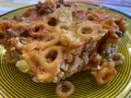 Un pezzo di pasta al forno con ragù e piselli, un'idea gustosa per cosa mangiare a Palermo.