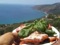 Melanzane alla parmigiana con basilico fresco, con vista sul mare di Marina di Pisciotta.