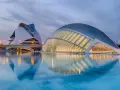 Edifici futuristici a Valencia, con riflessi sull'acqua. Un'esperienza uber Valencia da non perdere.