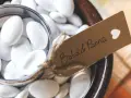 Confetti bianchi, un simbolo di gioia. La leggenda narra chi ha inventato i confetti, dolci che accompagnano ogni lieto evento.