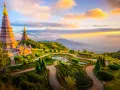 Templi dorati su una collina verdeggiante, con giardini curati e montagne all'orizzonte. Un luogo imperdibile tra le cose da vedere a Chiang Mai.