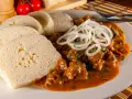 Un piatto di goulash ceco con knedlíky, un classico tra i piatti tipici della Repubblica Ceca.