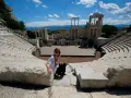 Donna sorride nell'antico teatro romano, un must per chi visita Plovdiv cosa vedere.