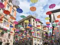 Un cielo di ombrelli colorati sopra i palazzi di Genova. Un'installazione suggestiva, perfetta per scoprire cosa vedere a Genova in 3 giorni.
