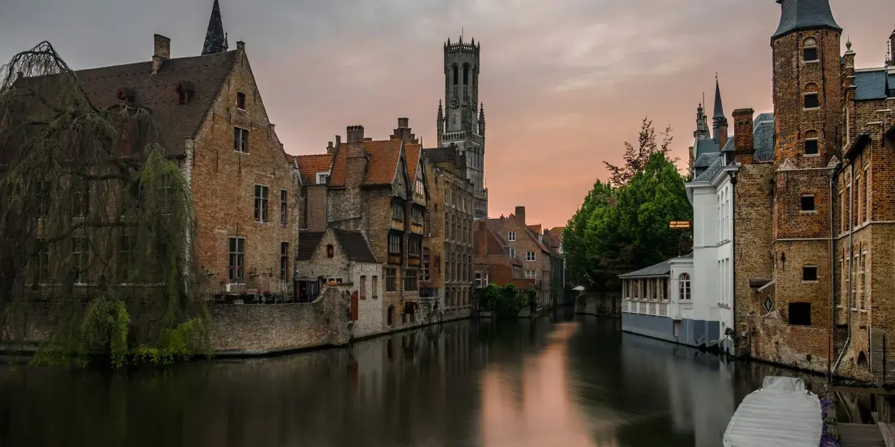 Canali di Bruges al tramonto, un luogo perfetto per escursioni indimenticabili.