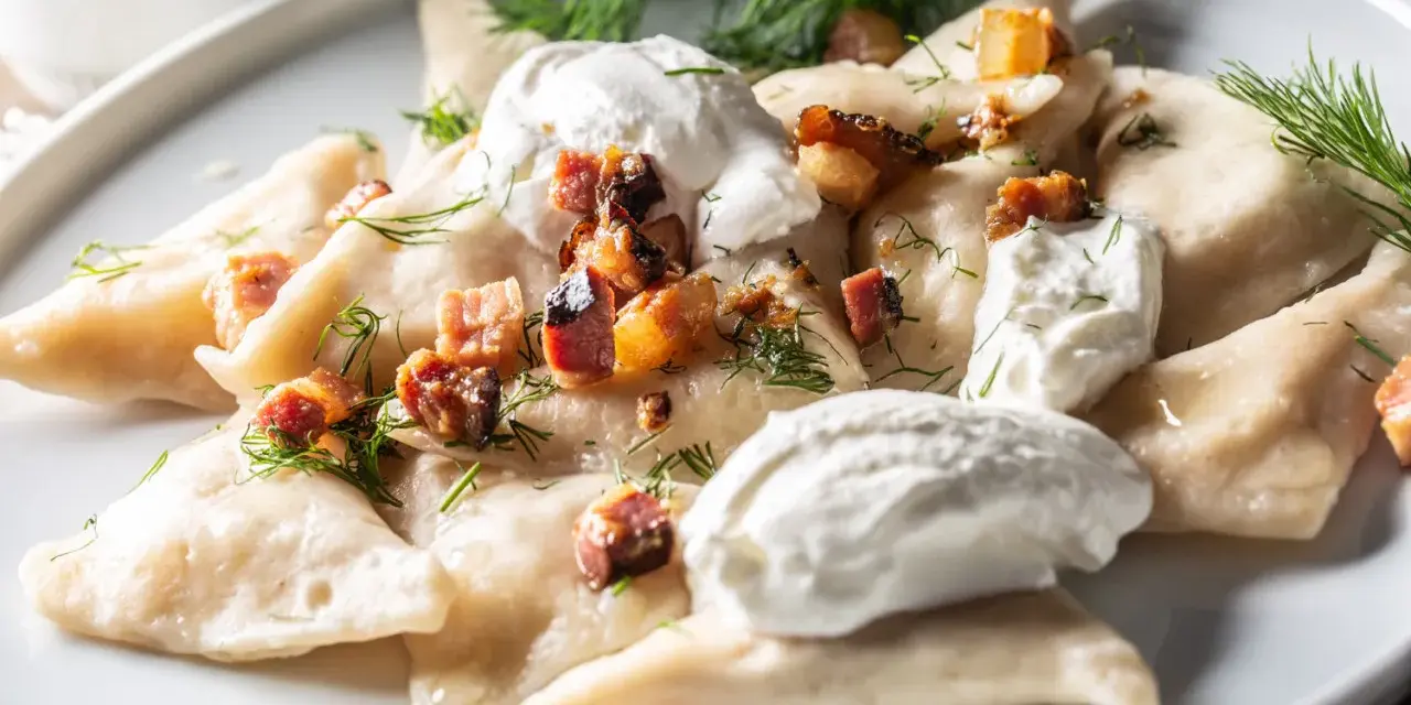 Pierogi con panna acida e pancetta croccante, un'ottima idea su cosa mangiare a Bratislava.