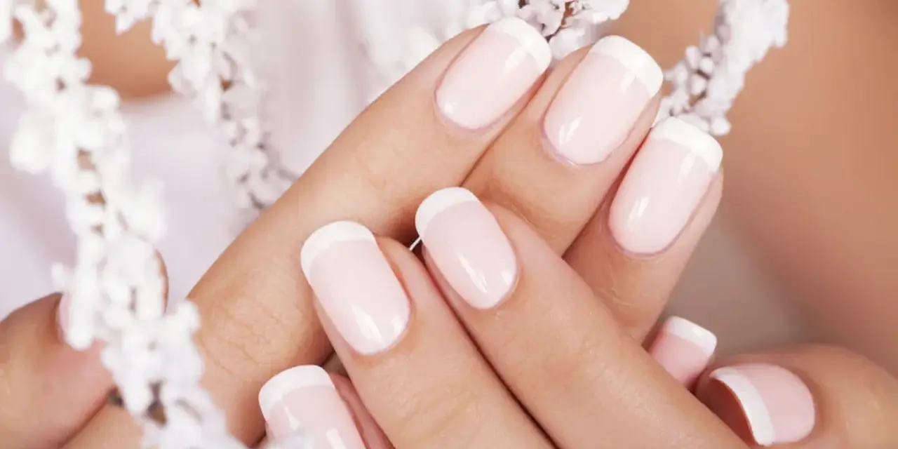 Unghie gel french per una sposa: un tocco particolare di eleganza.
