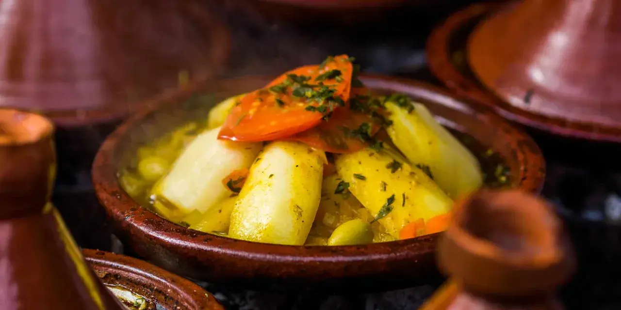 Un saporito tajine di verdure con pomodoro e patate, un'ottima idea su cosa mangiare a Marrakech.