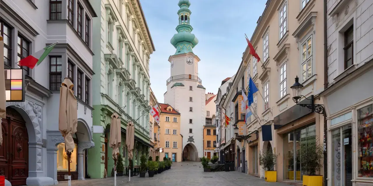 Strada acciottolata con edifici storici e la torre dell'orologio, perfetta per scoprire cosa vedere a Bratislava in 3 giorni.