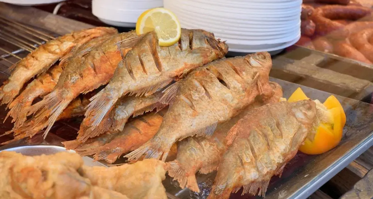 Fritti pesci dorati con limone, un assaggio di Ostuni dove mangiare bene e spendere poco.