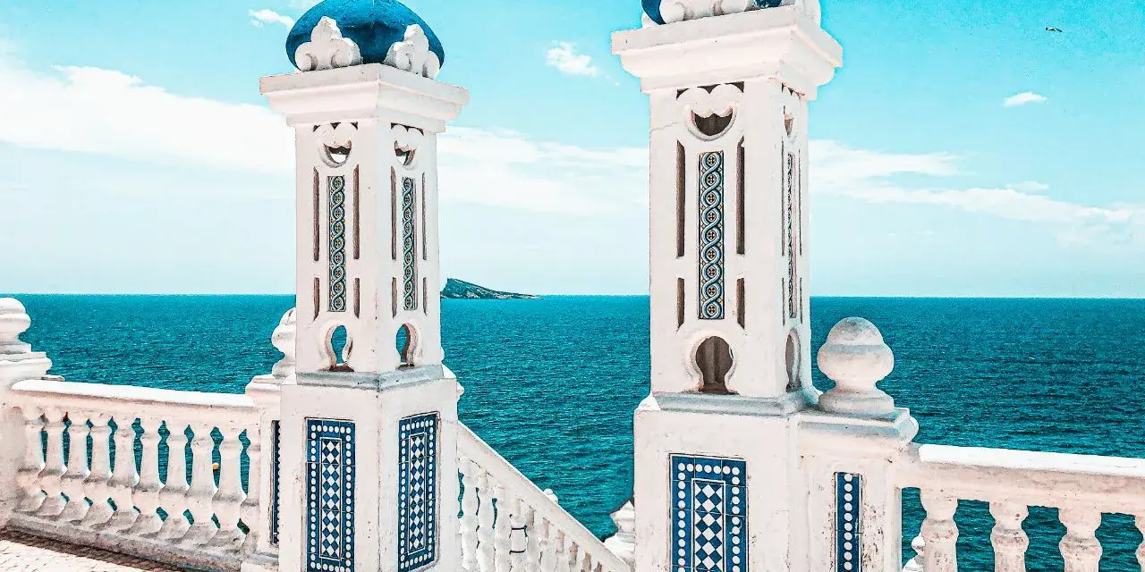 Torri bianche con cupole blu e dettagli in azulejos, affacciate sul mare. Un luogo incantevole per scoprire cosa fare a Benidorm.