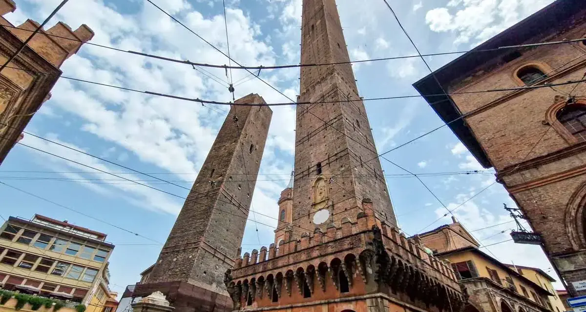 Le Due Torri di Bologna, simbolo iconico, perfette per scoprire cosa vedere a Bologna in 3 giorni.