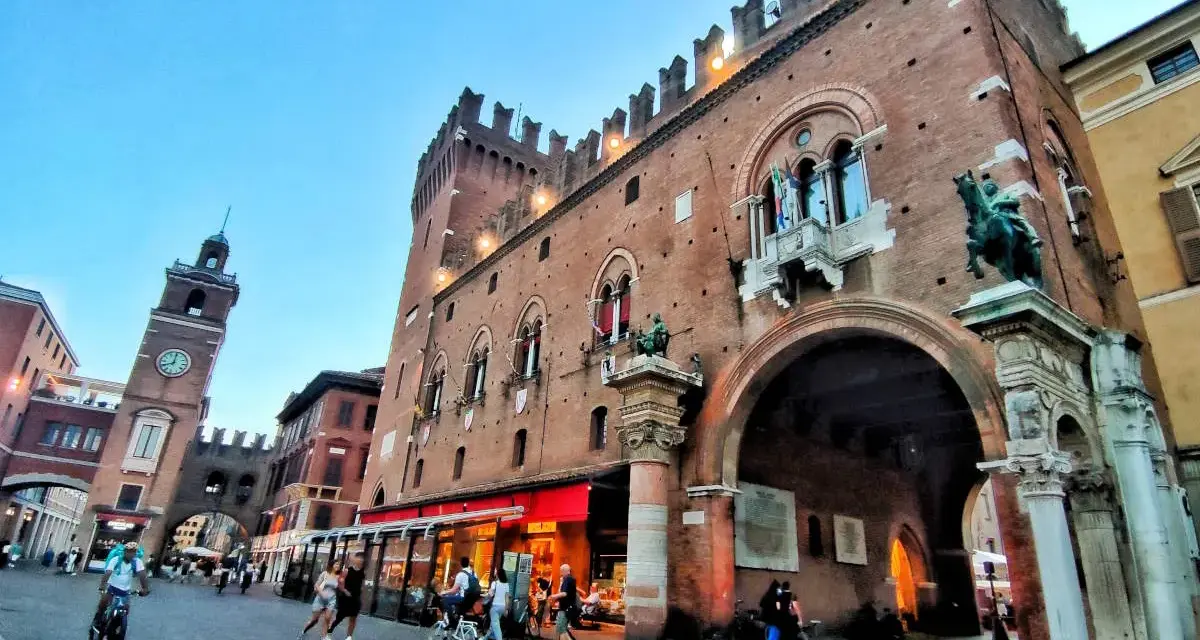Piazza Castello a Ferrara, con il Palazzo Comunale e la Torre Civica. Un luogo perfetto per scoprire cosa vedere a Ferrara gratis, passeggiando tra storia e vita cittadina.