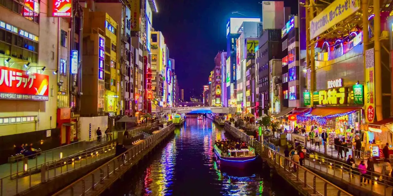 Canali illuminati da insegne al neon, un'esperienza da non perdere per chi cerca cosa vedere a Osaka.