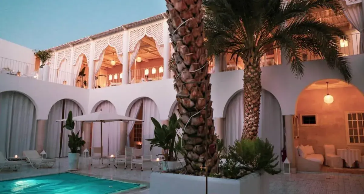Un'oasi di pace per sapere dove dormire a Marrakech: piscina, palme e architettura moresca creano un'atmosfera magica.