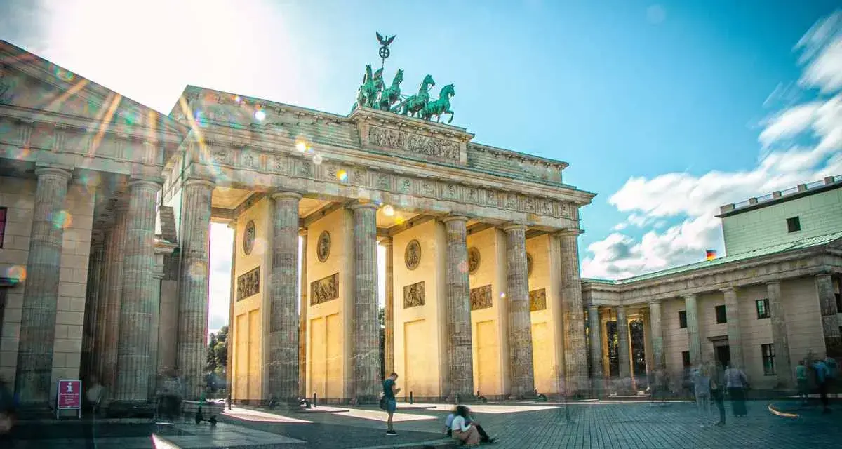 Porta di Brandeburgo, simbolo di Berlino. Ideale per chi cerca dove alloggiare a Berlino, vicina a monumenti e vita cittadina.