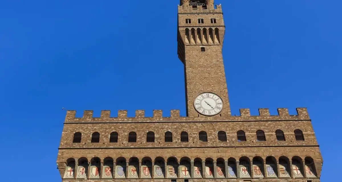 Torre di Palazzo Vecchio, un must per cosa vedere a Firenze in 3 giorni. L'orologio segna l'ora perfetta per esplorare la città.