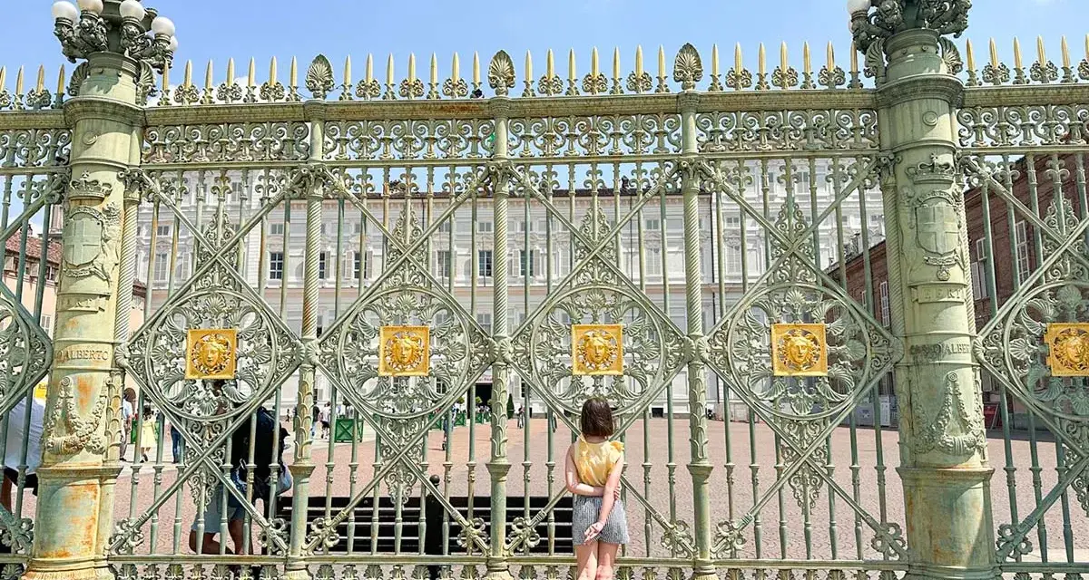 Ragazza sui pattini ammira il Palazzo Reale, un'idea per cosa vedere a Torino in 3 giorni.