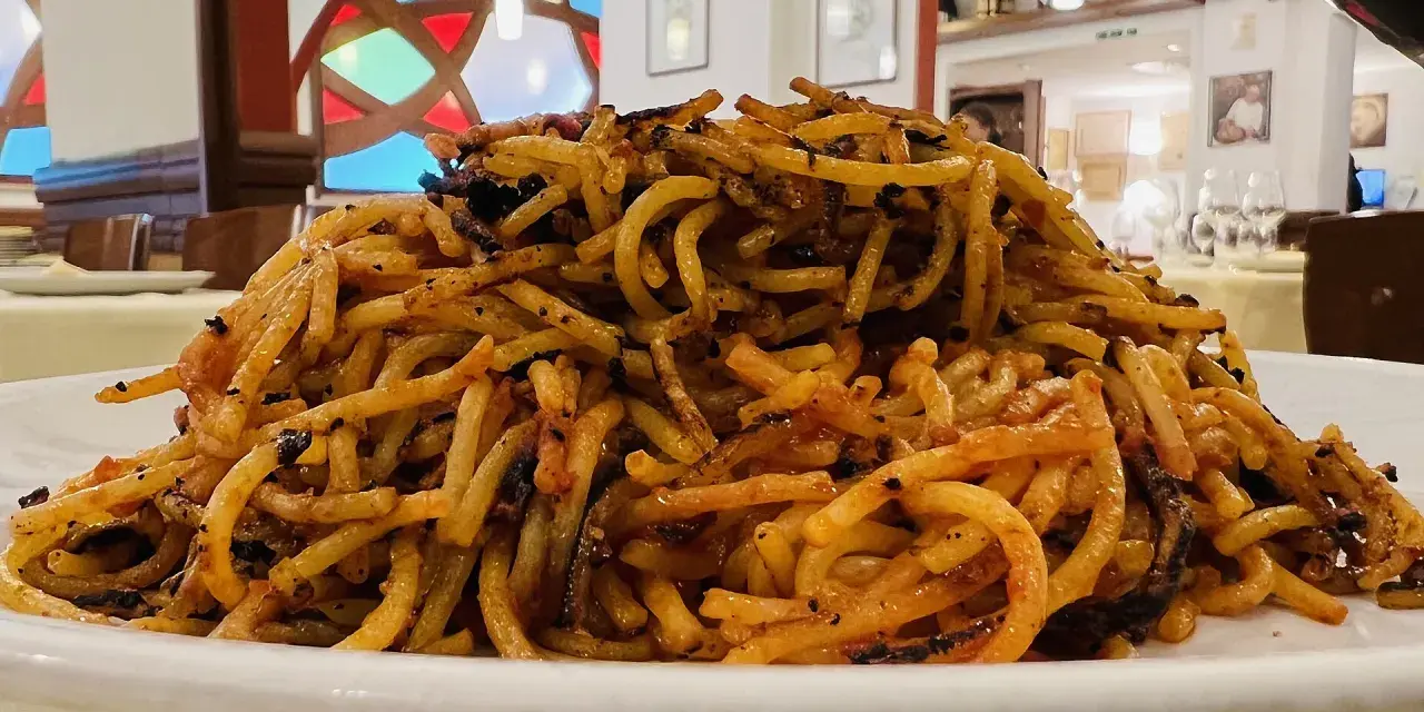 Un piatto di spaghetti con pomodoro e basilico, un classico su cosa mangiare a Bari.