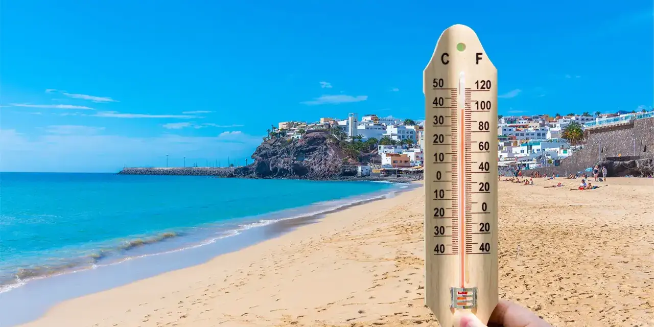 Spiaggia soleggiata alle Canarie, quando andare? Il termometro segna 30°C, ideale per godersi il mare turchese e la sabbia dorata.