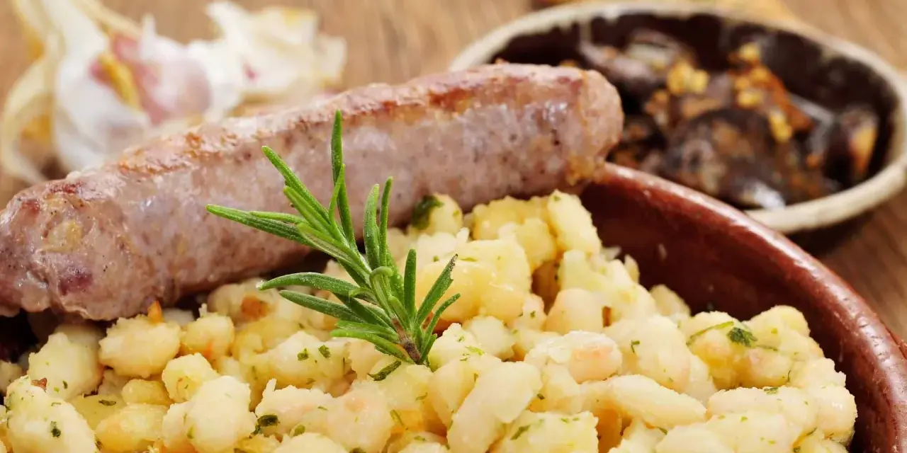 Salsiccia con patate e gamberetti, un'idea gustosa su cosa mangiare a Barcellona.