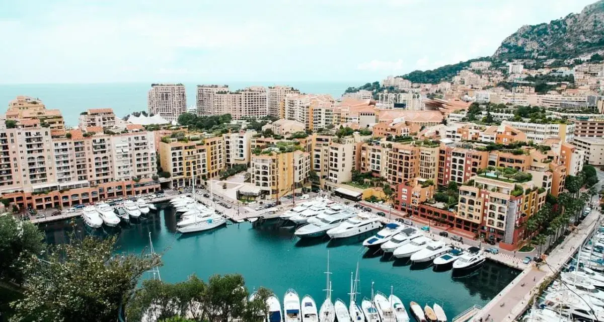 Porto con yacht e palazzi colorati, un'idea di cosa vedere a Monaco di Baviera in un giorno.