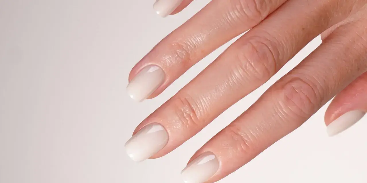 Mani curate con smalto sposa naturale, un tocco di eleganza discreta per un giorno speciale.
