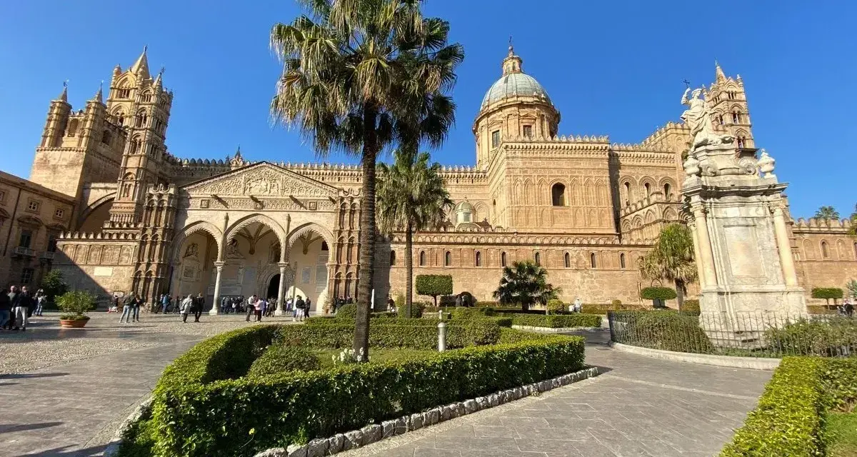 La Cattedrale di Palermo, un must per chi visita Palermo cosa vedere in 3 giorni, con le sue torri imponenti e il giardino curato.