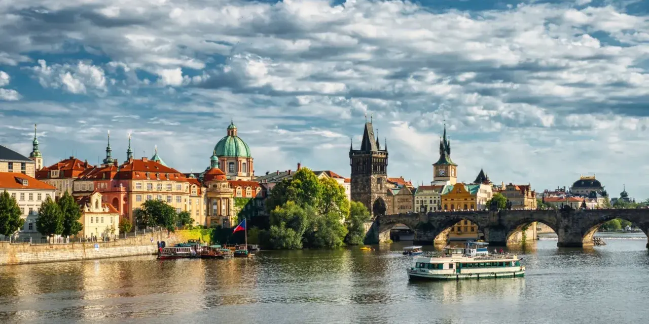 Praga: il Ponte Carlo e la città storica offrono scorci incantevoli. Per scoprire come muoversi a Praga, goditi una crociera sulla Moldava o passeggia tra le sue meraviglie.