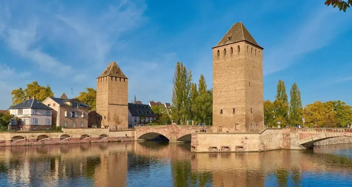 Torri medievali e ponte sul fiume Ill, un'immagine iconica per capire cosa vedere a Strasburgo in un giorno.