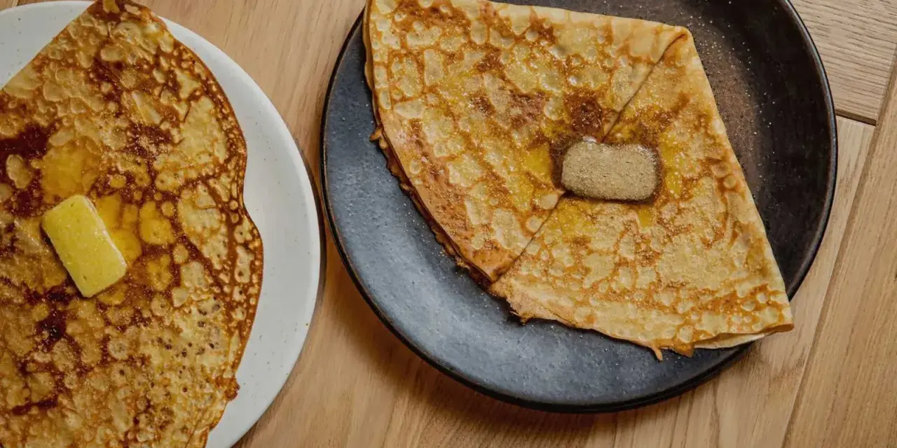 Crêpes dorate con burro fuso e zucchero, un classico per sapere cosa mangiare a Parigi.