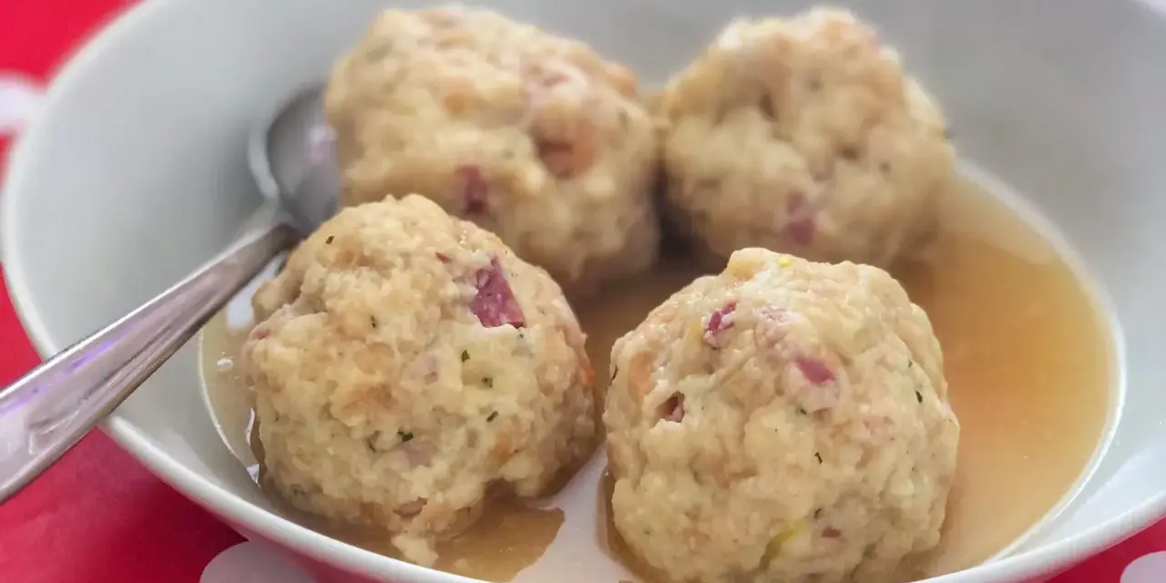 Canederli in brodo, un classico da provare per scoprire cosa mangiare a Trento.