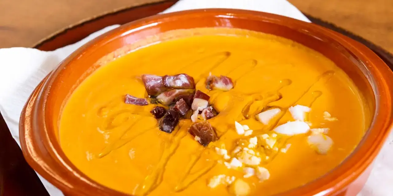 Gazpacho and salmorejo: ecco cosa mangiare a Siviglia per un'esperienza culinaria autentica. Gusta questa crema fredda con dadini di prosciutto e uovo sodo.