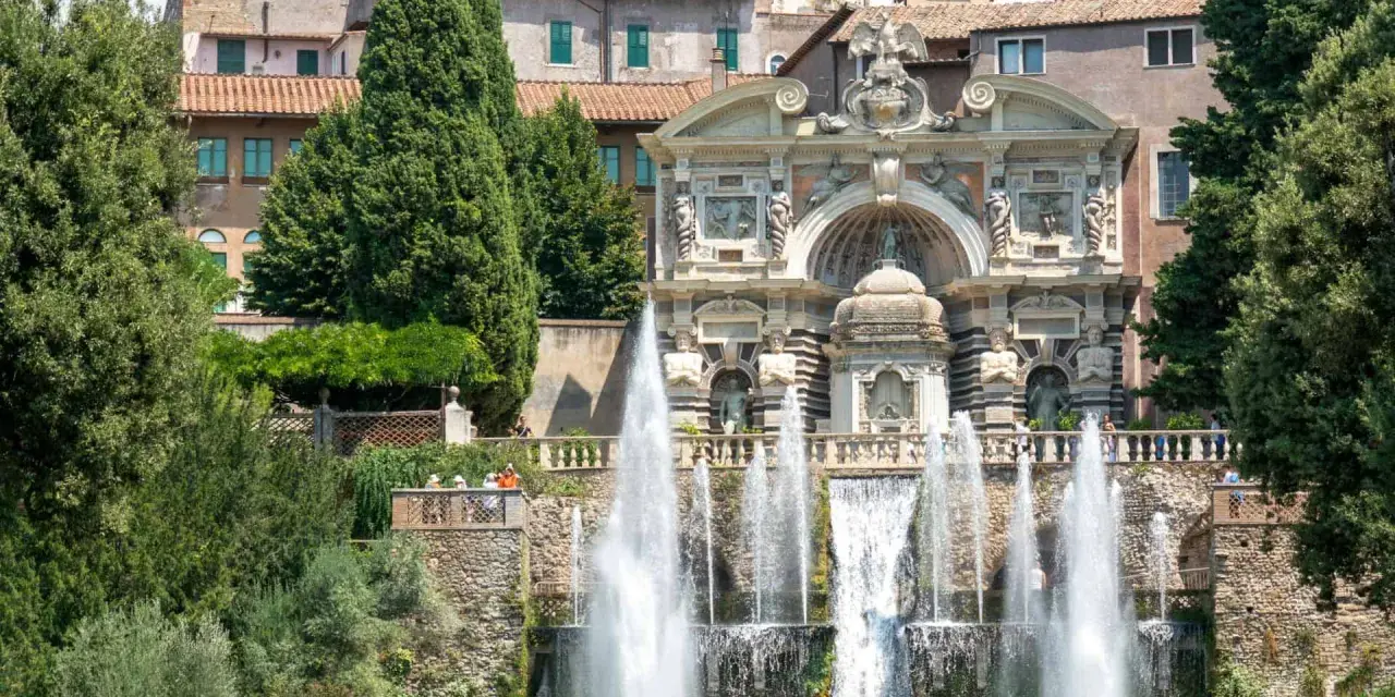 Fontana dell'Acqua Marcia a Tivoli, una delle top 10 cose da vedere nel Lazio, con giochi d'acqua e architettura rinascimentale.
