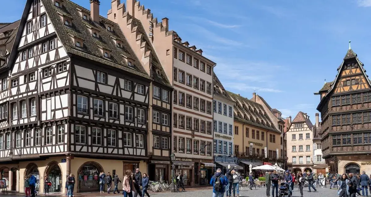 Piazza con edifici storici a graticcio, perfetti per scoprire cosa vedere a Strasburgo in 3 giorni.