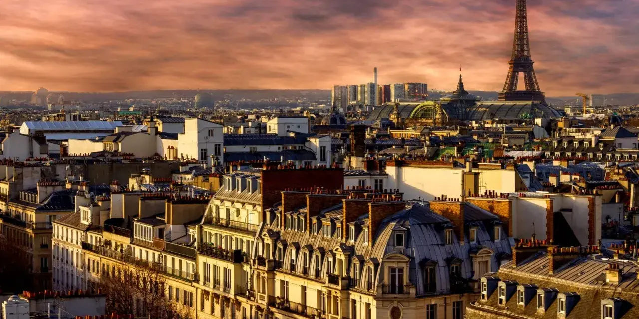 Panorama di Parigi al tramonto, con la Torre Eiffel che domina il paesaggio. Perfetto per chi cerca dove alloggiare a Parigi.