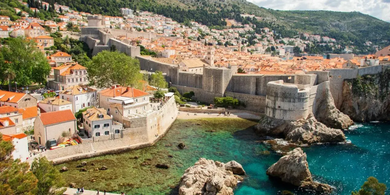 Dubrovnik, una meta imperdibile in Croazia dove andare, con le sue mura antiche che abbracciano il mare cristallino.