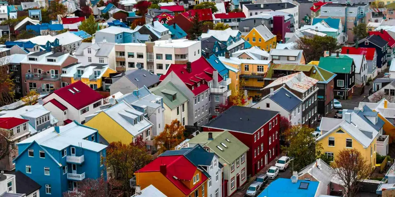 Un quartiere colorato di Reykjavik, con case dai tetti rossi, blu e gialli. Un assaggio di cosa vedere a Reykjavik, tra architettura vivace e panorami urbani unici.