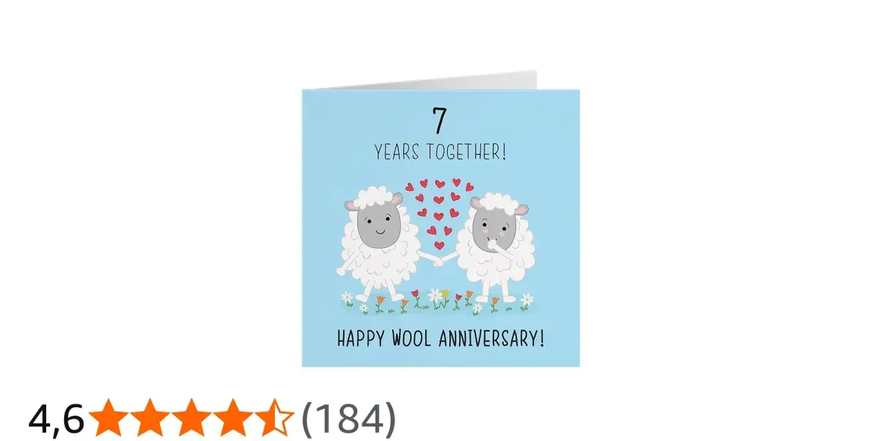 Due pecorelle si tengono per mano su un prato fiorito, celebrando 7 anni insieme. Auguri per le nozze 7 anni!