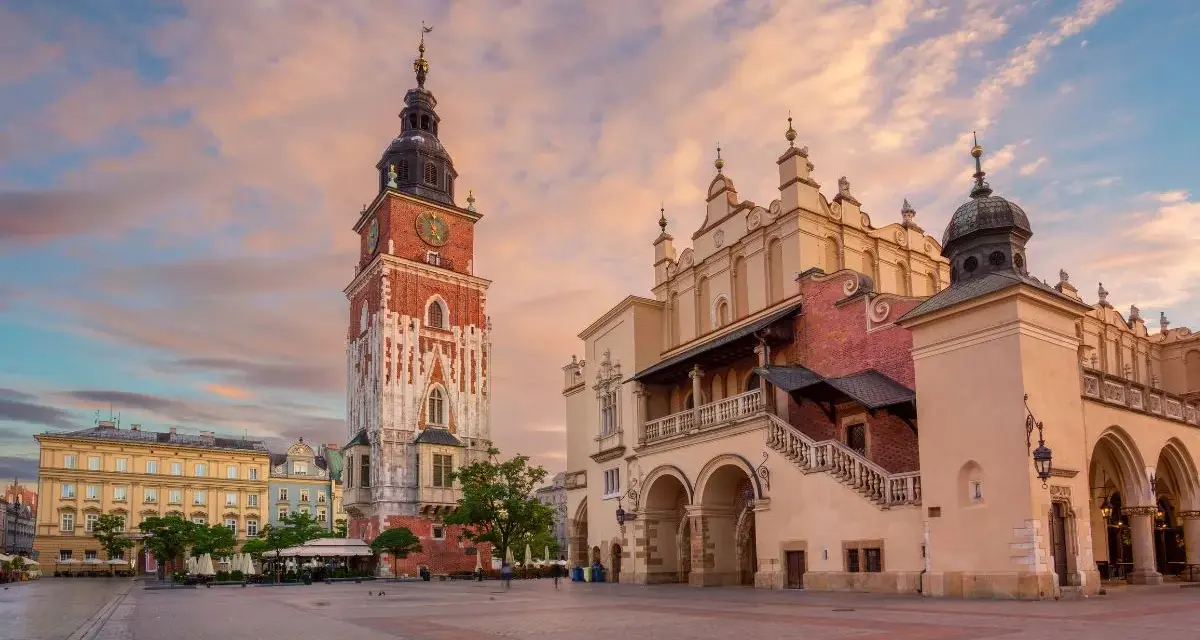 Torre del Municipio e Sukiennice nella Piazza del Mercato di Cracovia, perfetti per scoprire cosa vedere a Cracovia in 3 giorni.