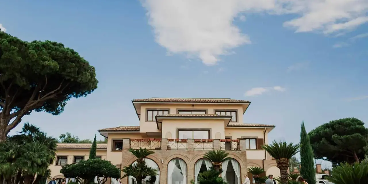 Il borgo della cartiera pontificia, con la sua villa imponente e il verde lussureggiante, accoglie gli ospiti sotto un cielo azzurro.
