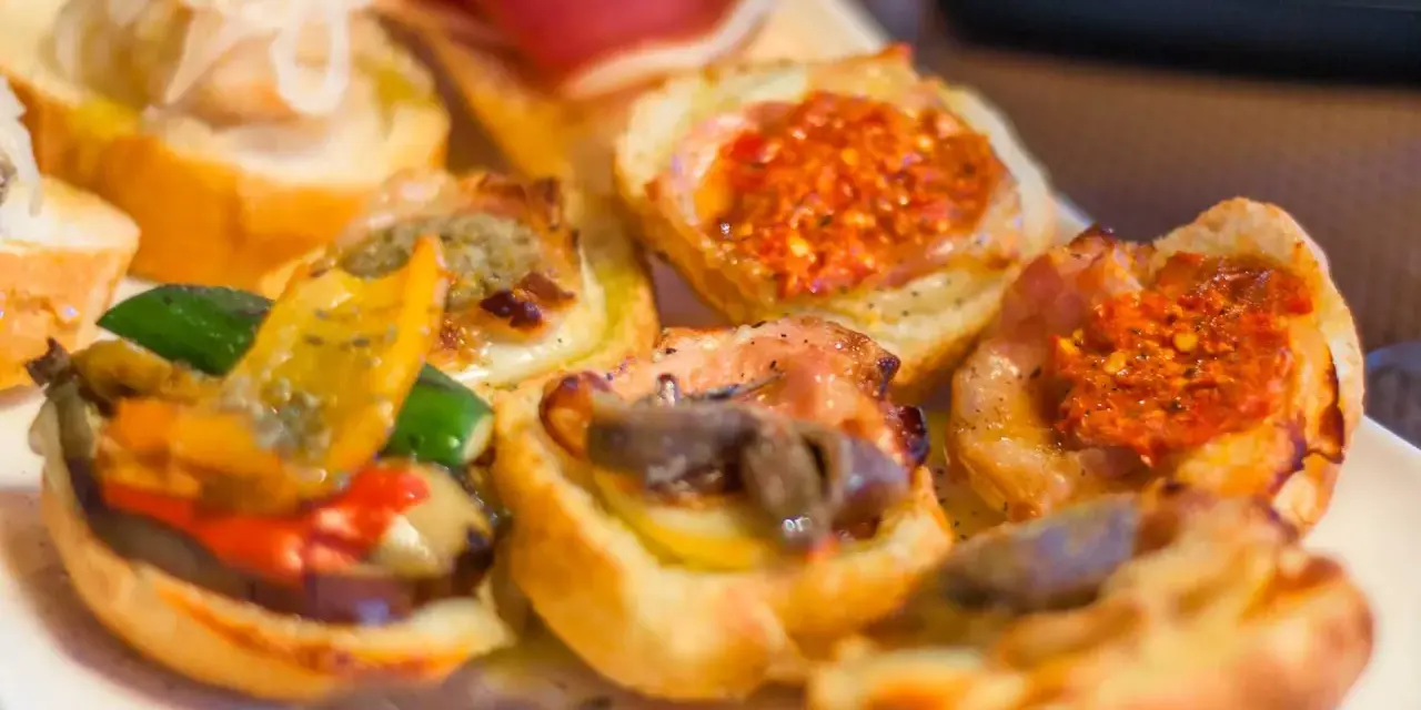 Assaggi di Praga: crostini con verdure, carne e salse piccanti. Un'idea per cosa mangiare a Praga.