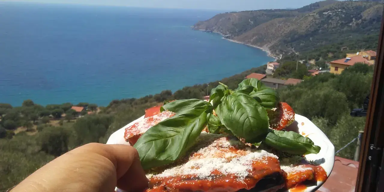 Melanzane alla parmigiana con basilico fresco, con vista sul mare di Marina di Pisciotta.