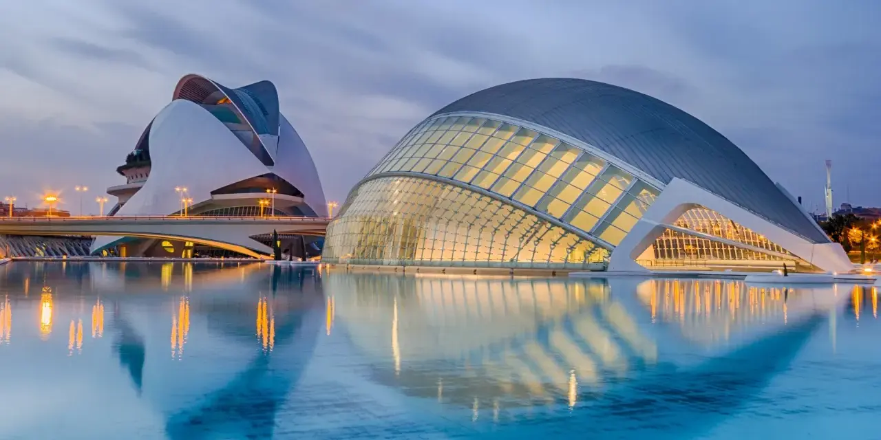 Edifici futuristici a Valencia, con riflessi sull'acqua. Un'esperienza uber Valencia da non perdere.