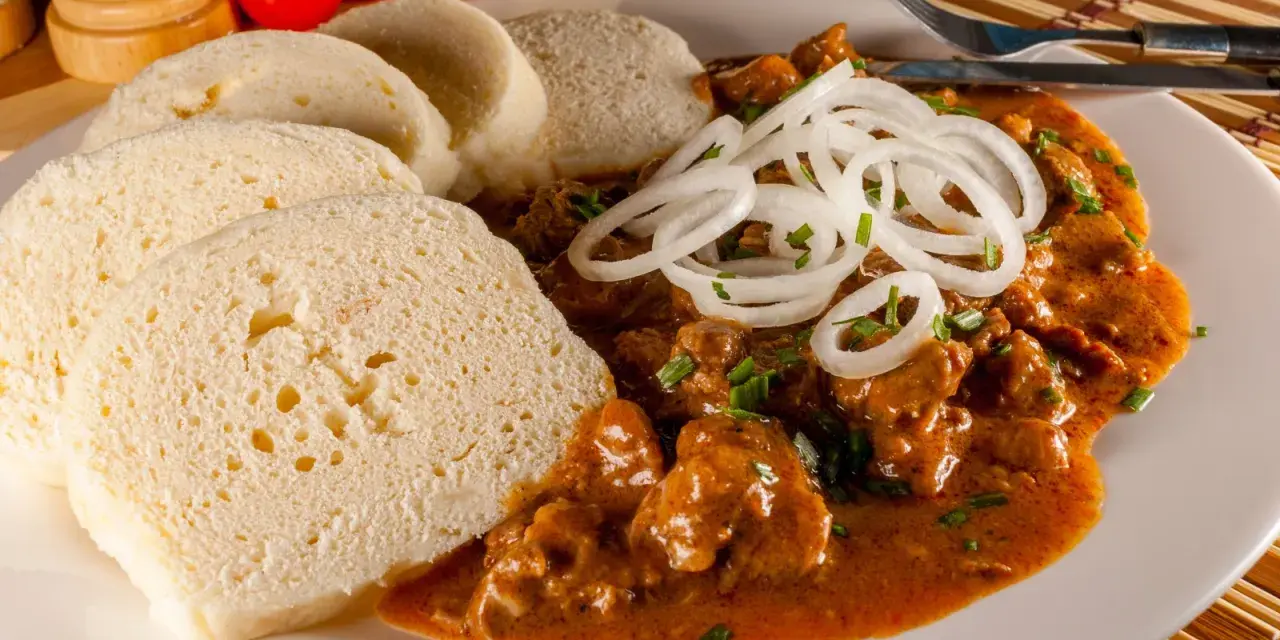 Un piatto di goulash ceco con knedlíky, un classico tra i piatti tipici della Repubblica Ceca.