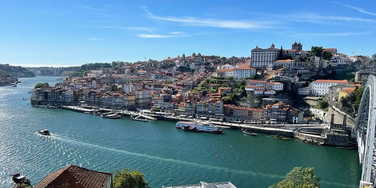 Porto: un panorama mozzafiato sul fiume Douro, perfetto per scoprire cosa vedere in 3 giorni. Case colorate, ponti iconici e barche sul fiume.