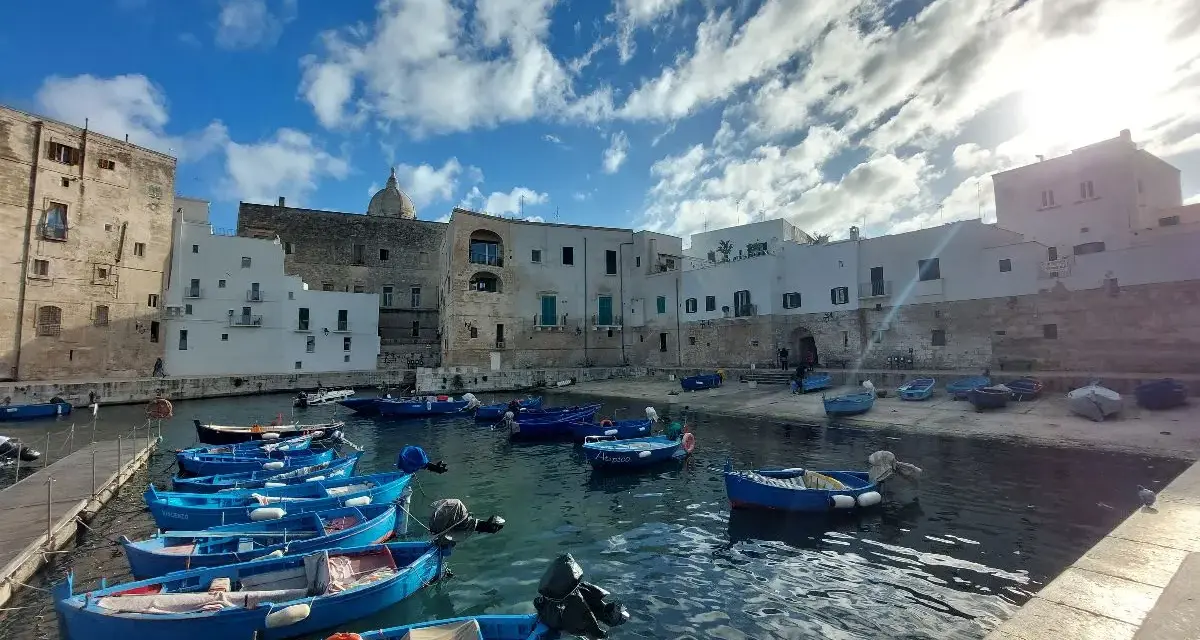 Porto di Bari con barche blu ormeggiate. Un'ottima vista per chi cerca cosa vedere a Bari in 3 giorni.